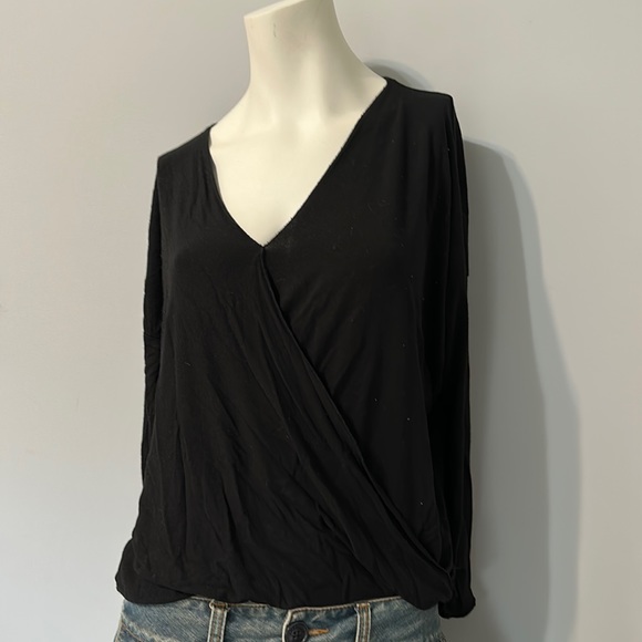 Cute black cross over top, size S. Gathered waste in front & loose in the back. - Picture 1 of 3